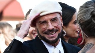 John Travolta en béret à Cannes : l'explication derrière son look devenu viral