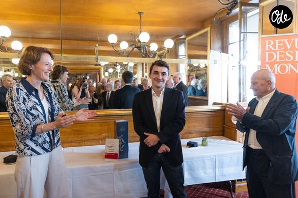 Aurélie Julia et Marc Ladreit de Lacharrière ont conjointement présidé cette cérémonie.

Exclusif - Aurélie Julia, directrice de La Revue des Deux Mondes, Arnaud Miranda, Marc Ladreit de Lacharrière - Le prix de la Revue des Deux Mondes est décerné cette année à A.Miranda pour son livre "Les Lumières sombres" paru aux éditions Gallimard. Il a été remis au lauréat le 2 juin 2026 par la directrice de "La Revue des Deux Mondes", A.Julia, et son propriétaire M.L.deLacharrière, lors d’une cérémonie au Bistrot de Paris, en présence d’une centaine d’invités.  ©Tiphaine Lebely / Bestimage
