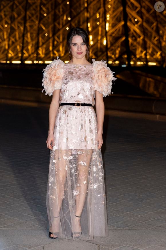 Rebecca Marder - Photo Call du « Le Grand Diner du Louvre « lors de la Fashion Week  à Paris le 5 mars 2025. © Olivier Borde /Bestimage