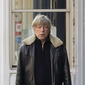 Sa prestation sera retransmise en direct sur M6 et RTL le jeudi 27 août 2026

Exclusif - Le chanteur Renaud retire de l'argent à un distributeur et donne un billet à un mendiant à Paris le 13 février 2017.
Crédit : Agence / Bestimage