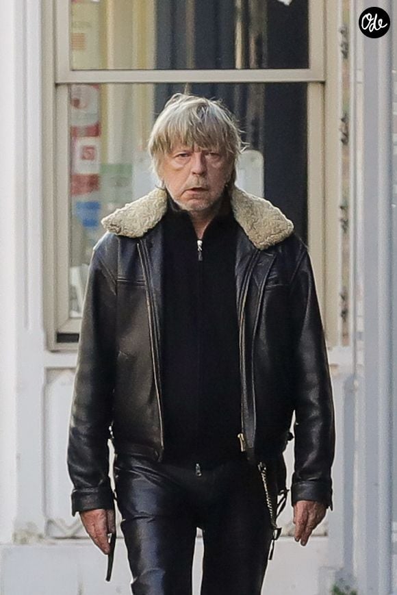 Sa prestation sera retransmise en direct sur M6 et RTL le jeudi 27 août 2026

Exclusif - Le chanteur Renaud retire de l'argent à un distributeur et donne un billet à un mendiant à Paris le 13 février 2017.
Crédit : Agence / Bestimage