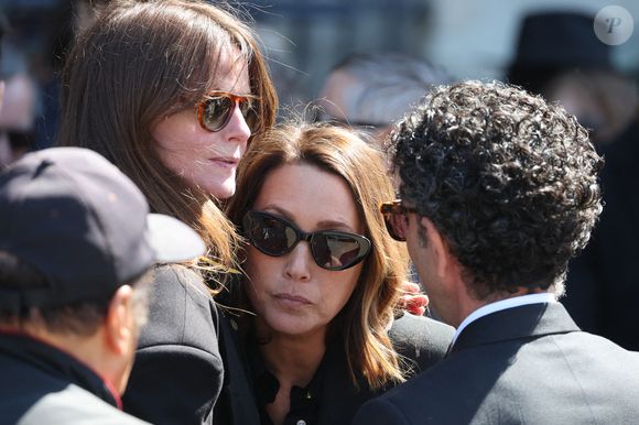 Laura Smet - Sorties des obsèques de Nathalie Baye en l'église Saint-Sulpice à Paris le 24 avril 2026. © Dominique Jacovides - Coadic Guirec / Bestimage