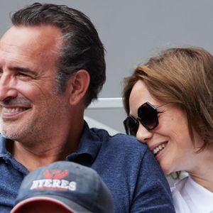 Jean Dujardin et sa femme Nathalie Péchalat - Célébrités en tribunes des Internationaux de France de tennis de Roland Garros 2023 à Paris le 11 juin 2023. © Jacovides-Moreau/Bestimage