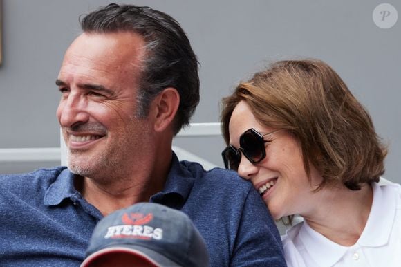 Jean Dujardin et sa femme Nathalie Péchalat - Célébrités en tribunes des Internationaux de France de tennis de Roland Garros 2023 à Paris le 11 juin 2023. © Jacovides-Moreau/Bestimage