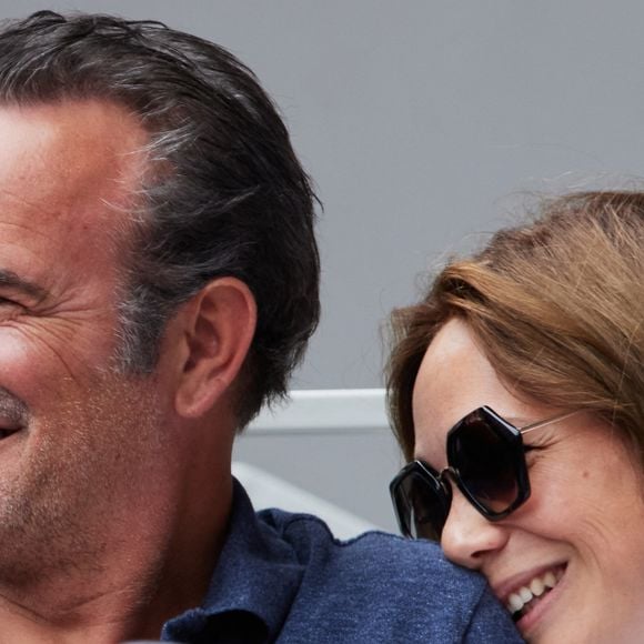 Jean Dujardin et sa femme Nathalie Péchalat - Célébrités en tribunes des Internationaux de France de tennis de Roland Garros 2023 à Paris le 11 juin 2023. © Jacovides-Moreau/Bestimage