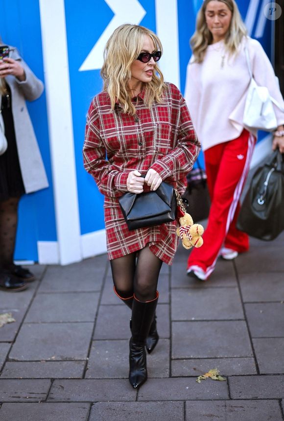 Londres, Royaume-Uni - La "princesse de la pop" australienne Kylie Minogue fait tourner quelques têtes en Tartan en sortant des bureaux de Global à Londres. Backgrid UK/ Bestimage