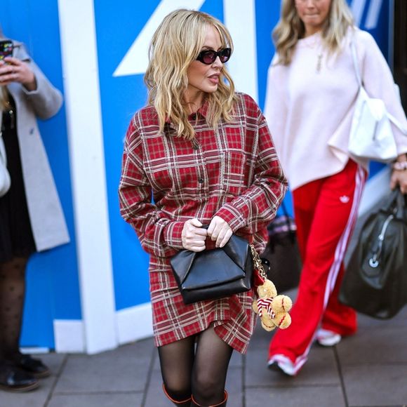 Londres, Royaume-Uni - La "princesse de la pop" australienne Kylie Minogue fait tourner quelques têtes en Tartan en sortant des bureaux de Global à Londres. Backgrid UK/ Bestimage