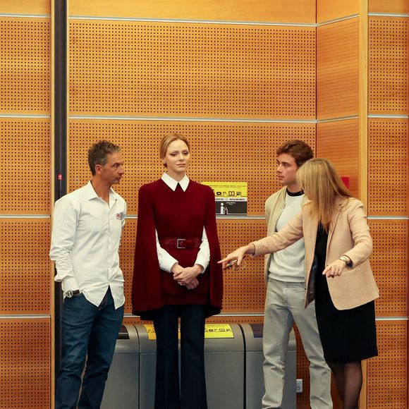 La princesse Charlène de Monaco au Grimaldi Forum, accompagnée du champion monégasque de descente en apnée, Pierre Frolla, et la nouvelle directrice de sa Fondation Mme Anne Boggio, pour accueillir tous les élèves de Cours Préparatoire (CP) de Monaco (316 enfants) pour une matinée de sensibilisation à la prévention de la noyade à Monaco, le 28 novembre 2025. Claudia Albuquerque/Bestimage