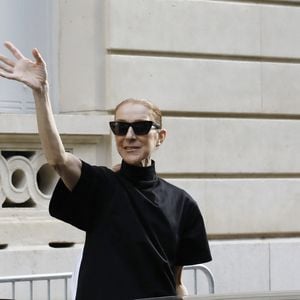 Céline Dion acclamée par ses fans à la sortie du palace Royal Monceau à Paris le 4 septembre 2026. © Marc Ausset-Lacroix/Bestimage