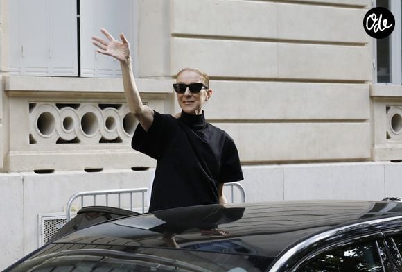 Céline Dion acclamée par ses fans à la sortie du palace Royal Monceau à Paris le 4 septembre 2026. © Marc Ausset-Lacroix/Bestimage