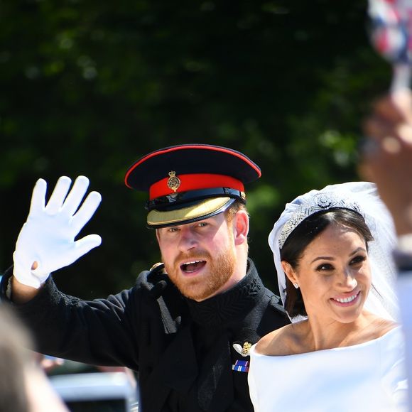 Le prince Harry, duc de Sussex, et Meghan Markle, duchesse de Sussex, en calèche à la sortie du château de Windsor après leur mariage le 19 mai 2018. © Backgrid USA / Bestimage