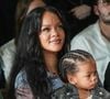 Rihanna mise sur un accessoire très vintage pour sa sortie à Paris.
Rihanna et son fils Riot au défilé AWGE "Collection Homme Prêt-à-Porter Printemps/Eté" lors de la Fashion Week de Paris.
Photo : Backgrid UK / Bestimage