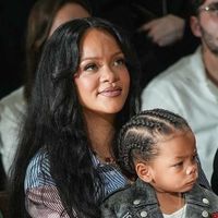 Rihanna enceinte avec son fils Riot qui grandit bien : elle mise sur un accessoire très vintage pour sa dernière sortie