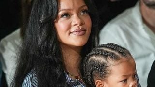 Rihanna enceinte avec son fils Riot qui grandit bien : elle mise sur un accessoire très vintage pour sa dernière sortie