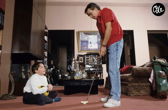 Archives - En France, à Paris, rendez-vous avec Michel Sardou chez lui dans le salon avec son fils Davy 9 ans, lui apprenant à jouer au golf. Novembre 1987
© Michel Marizy via Bestimage