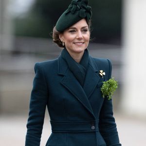 Mais en réalité il s'agissait de la fausse fourrure, comme l'a précisé un communiqué de Kensington Palace.

Catherine (Kate) Middleton, princesse de Galles, colonel des Irish Guards, visite le régiment lors du défilé de la Saint-Patrick à la caserne Wellington de Londres, le 17 mars 2025.