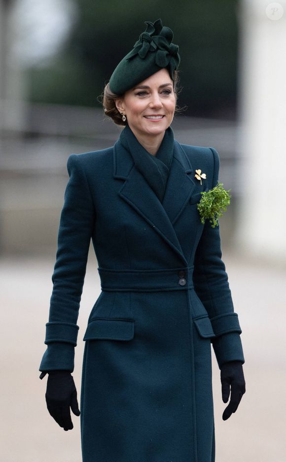 Mais en réalité il s'agissait de la fausse fourrure, comme l'a précisé un communiqué de Kensington Palace.
Catherine (Kate) Middleton, princesse de Galles, colonel des Irish Guards, visite le régiment lors du défilé de la Saint-Patrick à la caserne Wellington de Londres, le 17 mars 2025.
