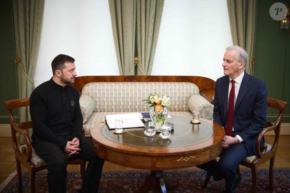 Le président ukrainien Volodymyr Zelensky reçu par Jonas Gahr Støre, Premier ministre norvégien, lors de sa visite officielle en Norvège, le 20 mars 2025 à Oslo.