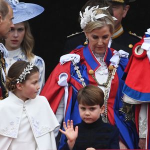 La princesse Charlotte de Galles et Le prince Louis de Galles -  La famille royale britannique salue la foule sur le balcon du palais de Buckingham lors de la cérémonie de couronnement du roi d'Angleterre à Londres le 5 mai 2023.