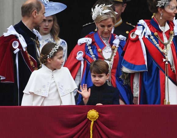 La princesse Charlotte de Galles et Le prince Louis de Galles -  La famille royale britannique salue la foule sur le balcon du palais de Buckingham lors de la cérémonie de couronnement du roi d'Angleterre à Londres le 5 mai 2023.
