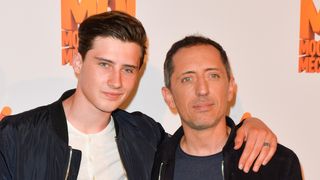 Gad Elmaleh : Son fils Noé, devenu papa, s'affiche avec sa compagne pour une occasion très spéciale