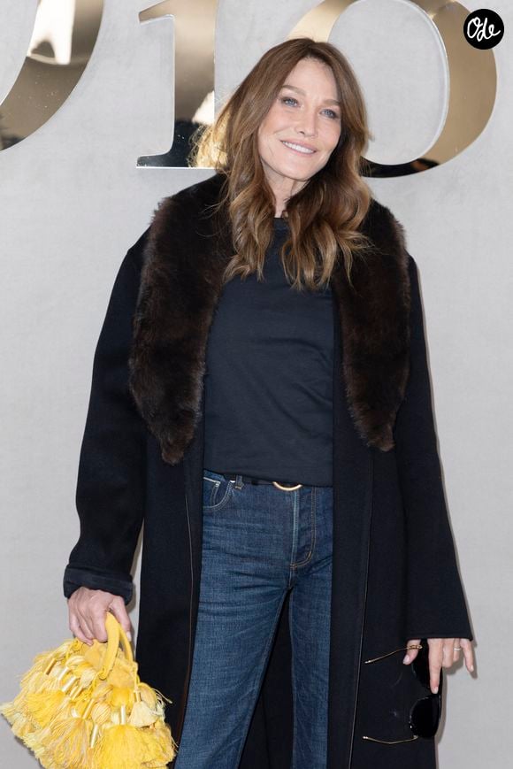 Carla Bruni au photocall au défilé Christian Dior Collection Femme Prêt-à-Porter Printemps/Eté 2026 lors de la Fashion Week de Paris (PFW), dans le Jardin des Tuileries, à Paris, France, le 1er octobre 2025. © Olivier Borde/Bestimage