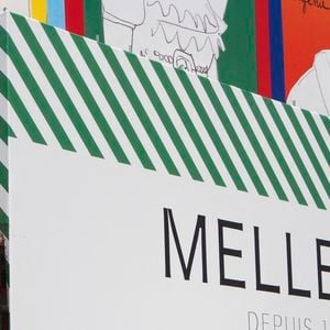 Au centre de ce récit, un bracelet de camées du XVIIIᵉ siècle attribué à Marie-Antoinette occupe une place particulière. 

Installation de l'oeuvre de Jean-Charles de Castelbajac, intitulée "Joyeux Joyaux", sur la façade de la maison de joaillerie Mellerio, à Paris le 22 mai 2026.
© Lou-Line Cottard / Bestimage