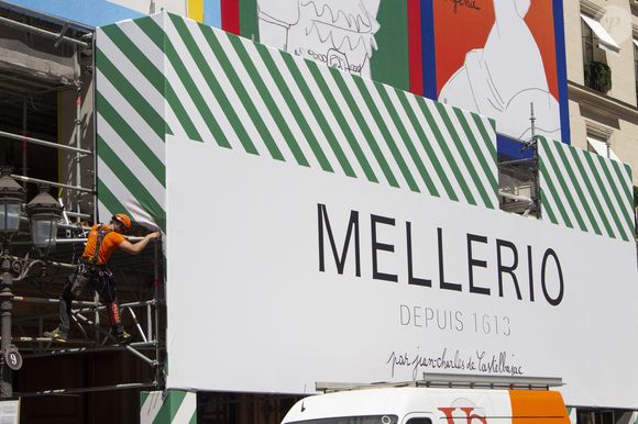 Au centre de ce récit, un bracelet de camées du XVIIIᵉ siècle attribué à Marie-Antoinette occupe une place particulière. 

Installation de l'oeuvre de Jean-Charles de Castelbajac, intitulée "Joyeux Joyaux", sur la façade de la maison de joaillerie Mellerio, à Paris le 22 mai 2026.
© Lou-Line Cottard / Bestimage
