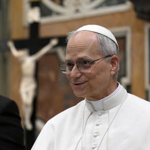 Le Pape Léon XIV rencontre les membres du Corps diplomatique accrédité auprès du Saint-Siège, une semaine après son élection au Siège de Pierre, dans la Salle Clémentine, au Vatican, le 16 mai 2025. Photo by (EV) Vatican Media /ABACAPRESS.COM