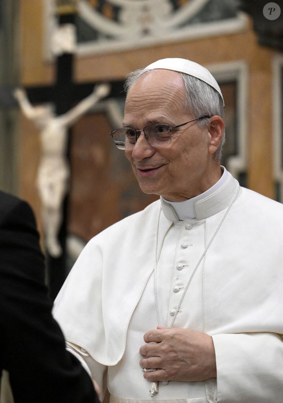 Le Pape Léon XIV rencontre les membres du Corps diplomatique accrédité auprès du Saint-Siège, une semaine après son élection au Siège de Pierre, dans la Salle Clémentine, au Vatican, le 16 mai 2025. Photo by (EV) Vatican Media /ABACAPRESS.COM