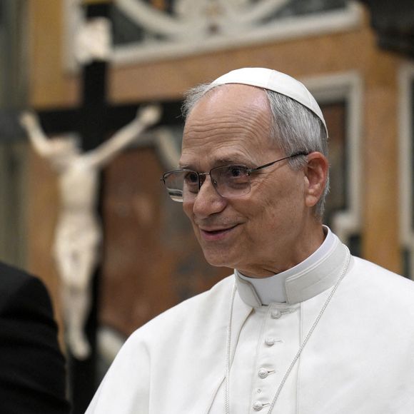 Le Pape Léon XIV rencontre les membres du Corps diplomatique accrédité auprès du Saint-Siège, une semaine après son élection au Siège de Pierre, dans la Salle Clémentine, au Vatican, le 16 mai 2025. Photo by (EV) Vatican Media /ABACAPRESS.COM