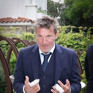 "Voilà mon petit bungalow où je vais passer quelques jours", a confié Benjamin Castaldi sur Instagram dans une vidéo partagée le 6 août dernier.

Exclusif - Benjamin Castaldi -  Concerto pour la paix de Omar Harfouch au théâtre de Béziers le 8 mai 2025. © Jack Tribeca / Bestimage