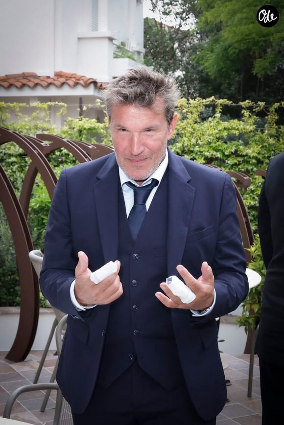 "Voilà mon petit bungalow où je vais passer quelques jours", a confié Benjamin Castaldi sur Instagram dans une vidéo partagée le 6 août dernier.

Exclusif - Benjamin Castaldi -  Concerto pour la paix de Omar Harfouch au théâtre de Béziers le 8 mai 2025. © Jack Tribeca / Bestimage