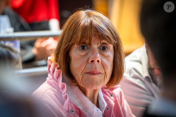 Gisèle Pelicot est vue dans la salle d'audience attendant le verdict du procès en appel de Husamettin Dogan dans l'affaire du viol de Mazan à Nîmes, France, le 9 octobre 2025. Photo by Laurent Coust/ABACAPRESS.COM