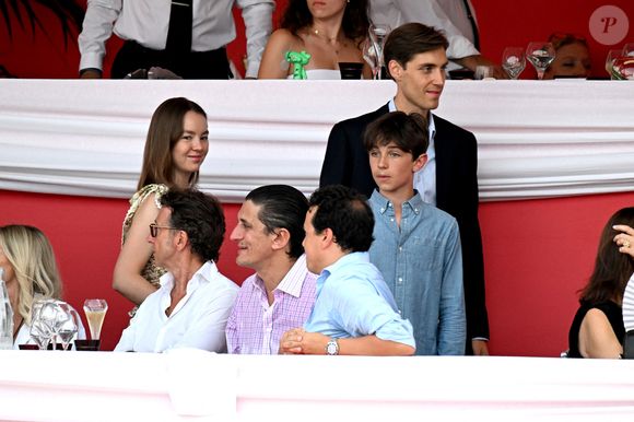 "Lui, il appelle ça Monakech (...) C’est bien, c’est une richesse et c’est important de lui montrer un peu cette double culture-là et d’être ouvert à ça." 

Raphael Elmaleh, la princesse Alexandra de Hanovre, son fiancé Ben-Sylvester Strautmann, Melanie de Massy lors de la 2eme journée du Jumping International de Monte-Carlo, le 4 juillet 2024. La compétition se déroule sur le port Hercule à Monaco, du 3 juillet au 5 juillet.  © Bruno Bebert/Bestimage