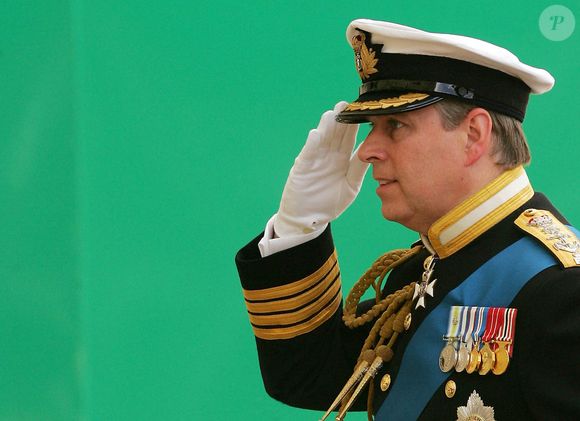 Le prince Andrew saluant lors d'une commémoration de la guerre des Malouines à Horseguards Parade, à Londres. Photo par PA Photo/ Bestimage