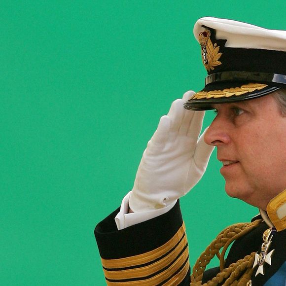 Le prince Andrew saluant lors d'une commémoration de la guerre des Malouines à Horseguards Parade, à Londres. Photo par PA Photo/ Bestimage