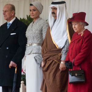 La reine Elizabeth II d'Angleterre, le duc d'Édimbourg, le prince Charles et la duchesse de Cornouailles (Camilla Parker Bowles) ont reçu l'émir du Qatar, Sheikh Hamad bin Khalifa Al-Thani, et sa femme, Sheikha Mozah bint Nasser Al-Missned, au château de Windsor. GOFF / BESTIMAGE