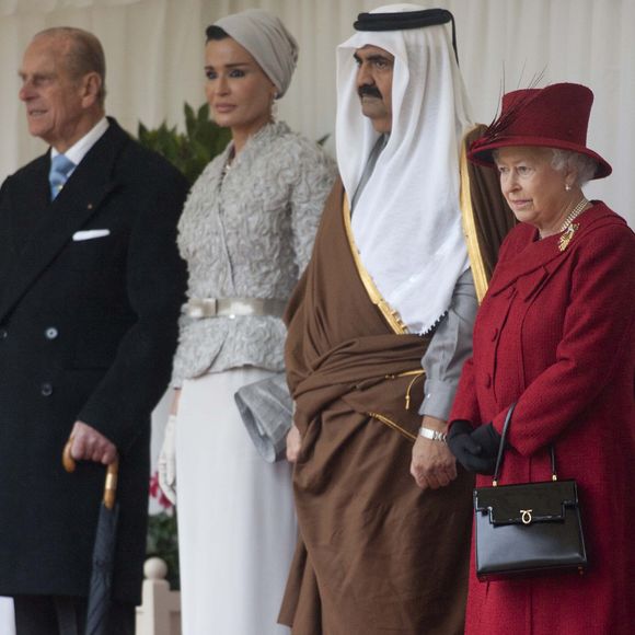 La reine Elizabeth II d'Angleterre, le duc d'Édimbourg, le prince Charles et la duchesse de Cornouailles (Camilla Parker Bowles) ont reçu l'émir du Qatar, Sheikh Hamad bin Khalifa Al-Thani, et sa femme, Sheikha Mozah bint Nasser Al-Missned, au château de Windsor. GOFF  / BESTIMAGE