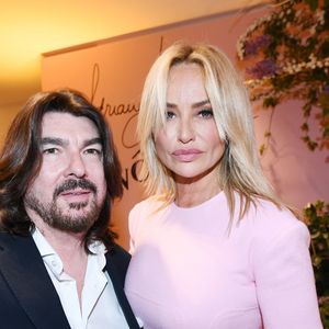 Stéphane Rolland, Adriana Karembeu - A l'occasion de la fête des Mères, Adriana Karembeu et Lenôtre s'associent pour créer l'entremets "Nina" au Pré Catelan à Paris le 29 avril 2025.
Cette création à quatre mains est le fruit d'une complicité artistique entre Adriana Karembeu, icône internationale de la mode, ambassadrice engagée, maman au grand cœur et Étienne Leroy Chef Patissier Lenôtre el Champion du Monde de la Pâtisserie.
Pensé comme une rose à offrir, l'entremets « Nina » est symbole de tendresse, de lien et de partage. Cette co-création soutient la Croix-Rouge française, 5% des bénéfices seront reversés à l'association, auprès de laquelle Adriana Karembeu est ambassadrice depuis plus de 25 ans. © Rachid Bellak/Bestimage