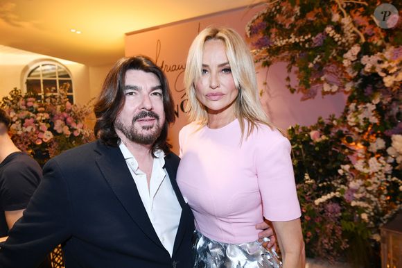 Stéphane Rolland, Adriana Karembeu - A l'occasion de la fête des Mères, Adriana Karembeu et Lenôtre s'associent pour créer l'entremets "Nina" au Pré Catelan à Paris le 29 avril 2025.
Cette création à quatre mains est le fruit d'une complicité artistique entre Adriana Karembeu, icône internationale de la mode, ambassadrice engagée, maman au grand cœur et Étienne Leroy Chef Patissier Lenôtre el Champion du Monde de la Pâtisserie.
Pensé comme une rose à offrir, l'entremets « Nina » est symbole de tendresse, de lien et de partage. Cette co-création soutient la Croix-Rouge française, 5% des bénéfices seront reversés à l'association, auprès de laquelle Adriana Karembeu est ambassadrice depuis plus de 25 ans. © Rachid Bellak/Bestimage
