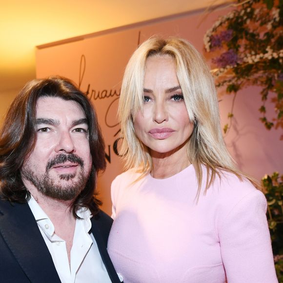Stéphane Rolland, Adriana Karembeu - A l'occasion de la fête des Mères, Adriana Karembeu et Lenôtre s'associent pour créer l'entremets "Nina" au Pré Catelan à Paris le 29 avril 2025.
Cette création à quatre mains est le fruit d'une complicité artistique entre Adriana Karembeu, icône internationale de la mode, ambassadrice engagée, maman au grand cœur et Étienne Leroy Chef Patissier Lenôtre el Champion du Monde de la Pâtisserie.
Pensé comme une rose à offrir, l'entremets « Nina » est symbole de tendresse, de lien et de partage. Cette co-création soutient la Croix-Rouge française, 5% des bénéfices seront reversés à l'association, auprès de laquelle Adriana Karembeu est ambassadrice depuis plus de 25 ans. © Rachid Bellak/Bestimage