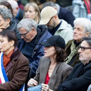 Déjà marqué par la perte de ses deux parents, Roman a trouvé en elle un soutien constant.

Lou Doillon, Charlotte Gainsbourg, Yvan Attal et Roman de Kermadec lors de l'inauguration de la passerelle Jane Birkin devant les 41-43 quai de Valmy à Paris le 13 décembre 2025.

© Cyril Moreau / Bestimage