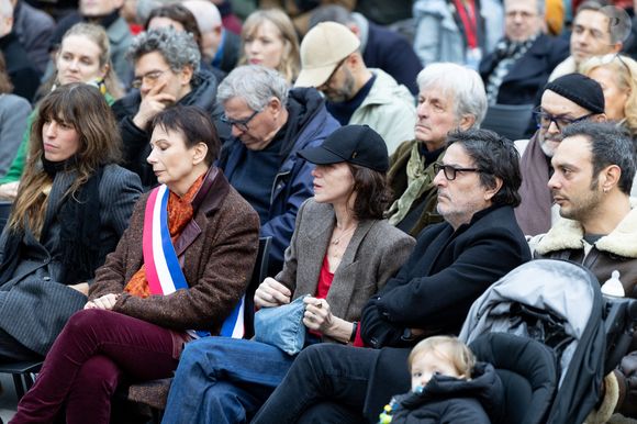 Déjà marqué par la perte de ses deux parents, Roman a trouvé en elle un soutien constant.

Lou Doillon, Charlotte Gainsbourg, Yvan Attal et Roman de Kermadec lors de l'inauguration de la passerelle Jane Birkin devant les 41-43 quai de Valmy à Paris le 13 décembre 2025.

© Cyril Moreau / Bestimage