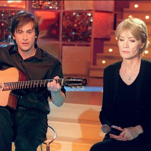 © Jean-Jacques Datchary/ABACA. Paris-France, 09/01/2001. Françoise Hardy et son fils Thomas Dutronc se produisent en direct lors de l'enregistrement de l'émission Vivement Dimanche de Michel Drucker.