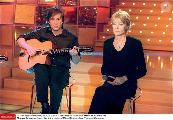 © Jean-Jacques Datchary/ABACA. Paris-France, 09/01/2001. Françoise Hardy et son fils Thomas Dutronc se produisent en direct lors de l'enregistrement de l'émission Vivement Dimanche de Michel Drucker.