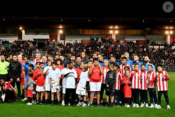 L'équipe des Légendes et des Etoiles durant la première édition du « match des légendes » opposant l'équipe des Légendes, les anciens de Cannes, à l'équipe des Etoiles avec pour capitaine Didier Deschamps, au stade Pierre de Coubertin à Cannes, le 30 octobre 2025. Les Légendes cannoises, coachées par Luis Fernandez et supportées par Zinedine Zidane qui portait les couleurs cannoises, mais qui n'a pas joué, ont remporté le match 3 à 2. Tous les bénéfices de la soirée seront reversés aux associations les Etoiles de l'Espoir, à l'association Adrien et à l'association Clin d'Oeil, qui oeuvrent pour les plus démunis et la jeunesse. © Bruno Bebert / Dominique Jacovides / Bestimage