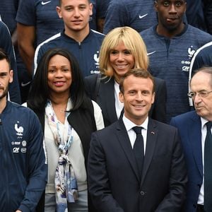 Le président français Emmanuel Macron et son épouse Brigitte Macron, accompagnés de la ministre française des Sports Laura Flessel et du président de la Fédération française de football Noel Le Graet, rendent visite au sélectionneur français Didier Deschamps et à l'équipe de France de football à Clairfontaine, en France, le 05 juin 2018. Photo Christian Liewig/ABACAPRESS.COM