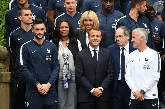 Le président français Emmanuel Macron et son épouse Brigitte Macron, accompagnés de la ministre française des Sports Laura Flessel et du président de la Fédération française de football Noel Le Graet, rendent visite au sélectionneur français Didier Deschamps et à l'équipe de France de football à Clairfontaine, en France, le 05 juin 2018. Photo Christian Liewig/ABACAPRESS.COM