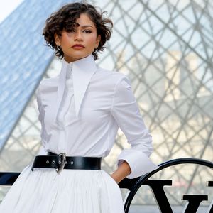 Elle a réagi aux rumeurs de mariage avec Tom Holland, très relayées sur les réseaux sociaux.

Zendaya au photocall du défilé Louis Vuitton Collection Femme Prêt-à-Porter Automne/Hiver 2026-2027 lors de la Fashion Week de Paris (PFW) au musée du Louvre, à Paris, France, le 10 mars 2026 © Olivier Borde/Bestimage
